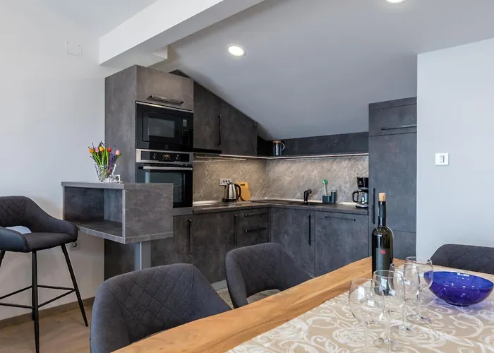 The View * קריקווניצה